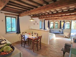 een keuken en een woonkamer met een tafel en stoelen bij Agriturismo Le Vigne di Pace in Umbertide