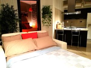 ローマにあるAria Suiteの白いソファ、キッチン付