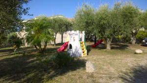 un parque infantil con equipo de juegos en La scogliera del capo, en Santa María