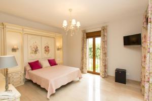 Posteľ alebo postele v izbe v ubytovaní Villa Las Lomas de Marbella