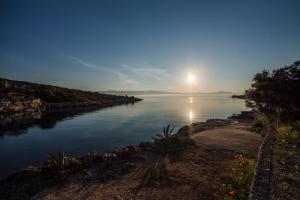 a view of a river with the sun in the sky at Apartmani Marko in Gdinj