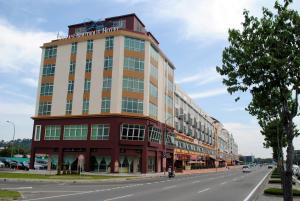 un gran edificio al lado de una calle en Zara's Boutique Hotel @ Harbour City en Kota Kinabalu
