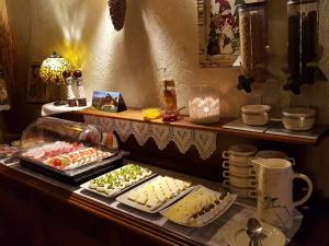 un buffet avec différents types de nourriture sur un comptoir dans l'établissement Willa Stareczka, à Wisła