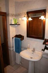 La salle de bains est pourvue d'un lavabo et d'un miroir. dans l'établissement Greggi Casa Vacanze, à Terracine