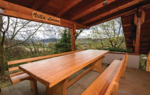 una mesa de picnic de madera sentada bajo un techo de madera en Villa Lorena, en Krapinske Toplice