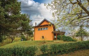 une maison au sommet d'une colline avec des arbres dans l'établissement Villa Lorena, à Krapinske Toplice