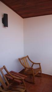 two chairs sitting next to a wall with a speaker at Hotel Cacique Adiact in León +39 photos