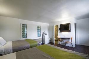 Ένα ή περισσότερα κρεβάτια σε δωμάτιο στο Motel 6 - Downtown Monterey