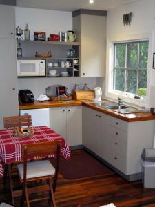 Kuhinja ili čajna kuhinja u objektu Stone's Throw Cottage Bed and Breakfast