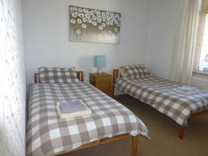 um quarto com 2 camas e uma janela em The Dales em Stanhope