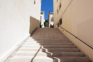 un escalier dans une ruelle entre les bâtiments dans l'établissement Suquet Sea Cannes, à Cannes