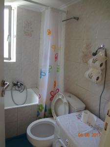 Ванная комната в Apartment studio near Marousi station Athens
