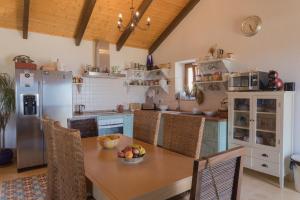 Casa de Campo La Estancia في تريفة: مطبخ مع طاولة عليها صحن من الفواكه