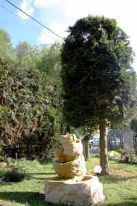 una pila de rocas sentadas en la hierba junto a un árbol en Villa Anastazis - Penzion Eden, en Karlovy Vary