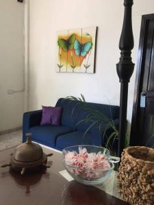 a living room with a blue couch and a table at Hotel Florida in Villahermosa