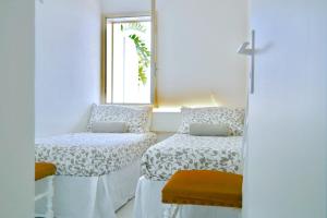 a room with two beds and a window at Villa Alba in Acitrezza