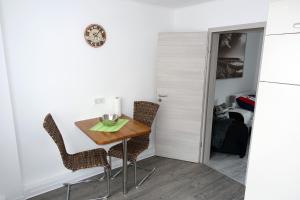 Scheuerfeld的住宿－Ferienwohnung Pecere，小型用餐室配有桌椅和冰箱