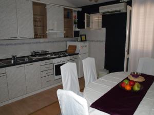 Kuchyň nebo kuchyňský kout v ubytování Apartment Duje