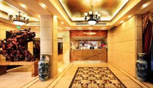 un hall avec un couloir et un hall dans l'établissement Guangzhou The Royal Garden Hotel, à Canton