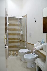 ein Bad mit einer Dusche, einem WC und einem Waschbecken in der Unterkunft Alcova di relax in Castellammare del Golfo