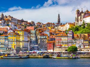 Una vista de una ciudad con barcos en el agua. en Oporto Bernardes Studios - Heroísmo, en Oporto
