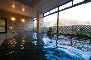 津市的住宿－清少納言日式旅館，窗户客房内的大型水游泳池