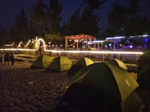 un grupo de tiendas de campaña en la playa por la noche en Campcee by Gokarna Adventure, en Gokarna