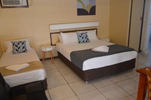 Ένα ή περισσότερα κρεβάτια σε δωμάτιο στο Ambassador Motel
