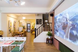 - un salon avec un grand écran mural dans l'établissement Wendy's home Toucheng Mansion B, à Toucheng
