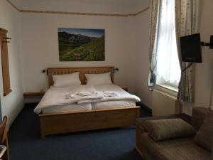 - une chambre avec un lit et une télévision dans l'établissement Hotel Stangl, à Hamm