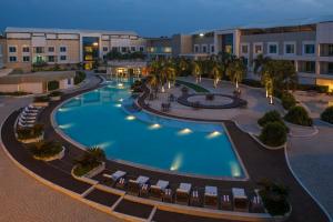een uitzicht over het zwembad van een hotel bij The Deltin in Daman