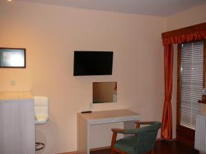 TV a/nebo společenská místnost v ubytování Ciklámen apartman