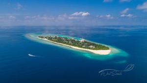 una isla en medio del océano en West Sands en Ukulhas