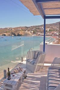 patio con sedia e vista sull'acqua di Mpitzarakis Studio On the Beach ad Agia Pelagia