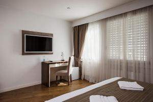 Μια τηλεόραση ή/και κέντρο ψυχαγωγίας στο Hotel Alpha