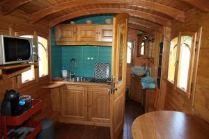A kitchen or kitchenette at Roulottes Montagne Pyrenees