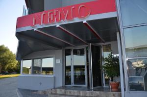 ein neues mexikanisches Schild auf der Vorderseite eines Gebäudes in der Unterkunft Nemo in Brăila