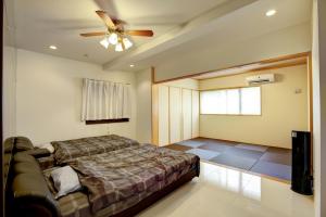 En eller flere senge i et værelse på Terrace Resort Ginowan