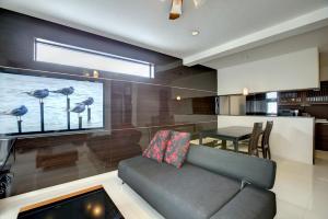- un salon avec un canapé et une table dans l'établissement Terrace Resort Ginowan, à Ginowan