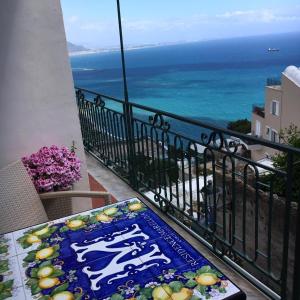 un tavolo su un balcone con vista sull'oceano di Residence Mareluna - Amalfi Coast a Vietri