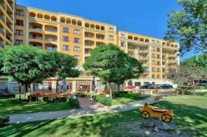 Κήπος έξω από το Kris Apartments at Paradise Green Park