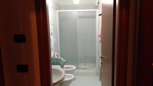 bagno con 2 servizi igienici, lavandino e doccia di La Pietra Smeraldina a Santo Spirito