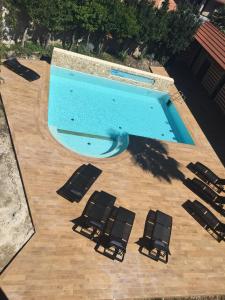 an overhead view of a swimming pool with chaises and chairs at Agriturismo Villa Panigai in Farra di Soligo