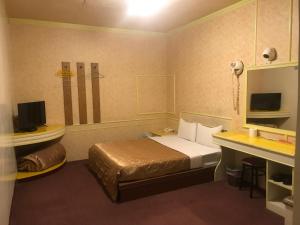 Habitación pequeña con cama y lavamanos en Teresa Hotel, en Toufen