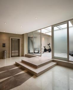 salon ze szklanymi ścianami i schodami w obiekcie Hotel Rafael w Mediolanie