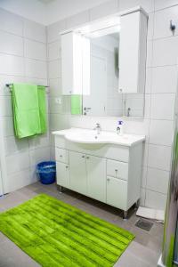 łazienka z umywalką i zielonym dywanem w obiekcie Lina at the best w Krku +18 zdjęć