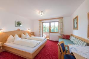 una camera d'albergo con un letto e un tavolo di Blasbichlerhof a Ramsau am Dachstein