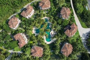 - une vue de tête sur un complexe avec une piscine dans l'établissement La Floret Villas Yalong Bay Sanya, à Sanya