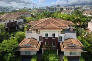 La Floret Villas Yalong Bay Sanya في سانيا: اطلالة جوية على منزل بأسطح
