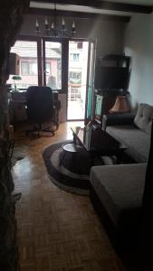 新瓦羅許的住宿－Vila De turist，客厅配有沙发、椅子和桌子